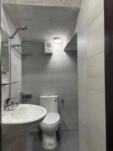 Bilik mandi di Okura Hotel +3 gambar
