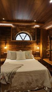 a bedroom with a large bed in a cabin at Casa Antón O Cebreiro in O Cebreiro