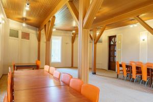 a conference room with a long table and chairs at Vila Maria in Cristian