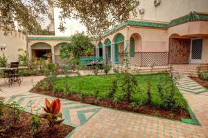 einen Garten vor einem Haus in der Unterkunft Riad Dar Ziryab in Fès