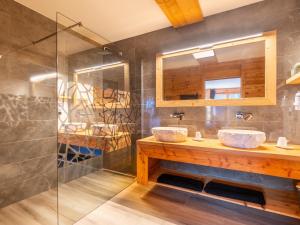 Bilik mandi di Chalet 5 étoiles avec sauna et bain nordique, proche des pistes, pour 12 personnes - FR-1-467-127 +18 gambar