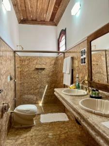 un bagno con due lavandini e un WC di AlmaSerra Vila a Tiradentes