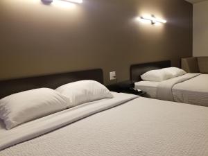 Postel nebo postele na pokoji v ubytování Joys Inn Innisfail, AB