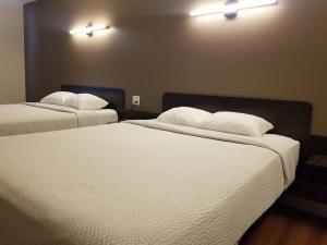 Postel nebo postele na pokoji v ubytování Joys Inn Innisfail, AB
