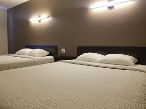 Postel nebo postele na pokoji v ubytování Joys Inn Innisfail, AB