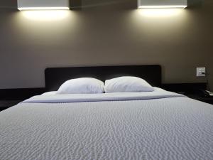 Postel nebo postele na pokoji v ubytování Joys Inn Innisfail, AB