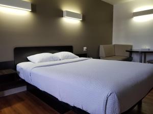 Postel nebo postele na pokoji v ubytování Joys Inn Innisfail, AB