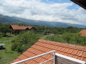 a roof of a house with mountains in the background at Ayres Serranos in Merlo