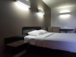 Postel nebo postele na pokoji v ubytování Joys Inn Innisfail, AB
