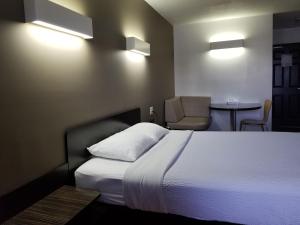 Postel nebo postele na pokoji v ubytování Joys Inn Innisfail, AB
