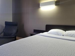 Postel nebo postele na pokoji v ubytování Joys Inn Innisfail, AB