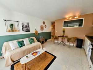 Kuchyň nebo kuchyňský kout v ubytování Paradis de Kim, 1 Chambre, sur la plage, Grande Piscine
