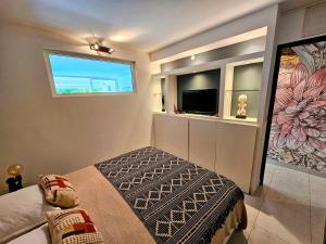 TV a/nebo společenská místnost v ubytování Paradis de Kim, 1 Chambre, sur la plage, Grande Piscine