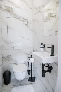 Ένα μπάνιο στο New Cozy Apartment in Heart of Bratislava FREE GARAGE PARKING