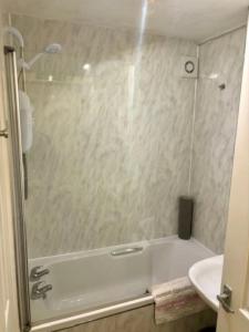Ένα μπάνιο στο Modern apartment in Stenhousemuir +6 φωτογραφίες
