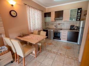 Kuchyň nebo kuchyňský kout v ubytování Apartments Keko