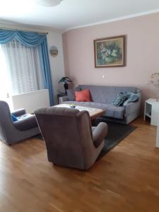un salon avec un canapé et deux chaises dans l'établissement Apartment Ani, à Supetarska Draga