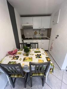 d'une cuisine avec une table, deux chaises et une table. dans l'établissement Apartment Ani, à Supetarska Draga