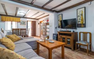 Μια τηλεόραση ή/και κέντρο ψυχαγωγίας στο Cozy Home In Setenil De Las Bodegas