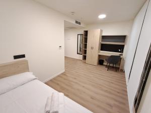 Posteľ alebo postele v izbe v ubytovaní Micampus Alicante Student Residence