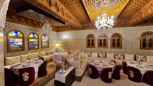 Restoran või mõni muu söögikoht majutusasutuses Riad Dar Ziryab
