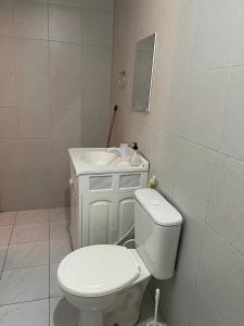 un baño con inodoro y lavabo en Casa De Temporada Mandacaru, en Piranhas