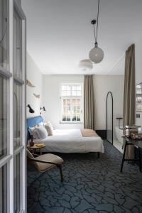 贝尔格莱德Pavilion Boutique Hotel的一间卧室，配有一张大床和一扇窗户。