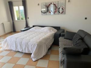 Postel nebo postele na pokoji v ubytování Superbe villa vue mer avec piscine a debordement + 13 fotografií