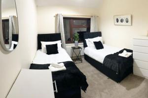 Ένα ή περισσότερα κρεβάτια σε δωμάτιο στο Long Eaton house sleeps 6 & double sofabed
