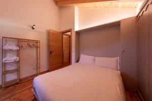 Postel nebo postele na pokoji v ubytování GreenWood Chalet - Spacious Alpine Retreat with Mountain Views