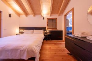 Postel nebo postele na pokoji v ubytování GreenWood Chalet - Spacious Alpine Retreat with Mountain Views