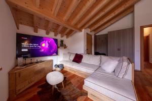 TV a/nebo společenská místnost v ubytování GreenWood Chalet - Spacious Alpine Retreat with Mountain Views + 19 fotografií