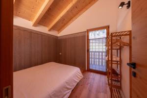 Postel nebo postele na pokoji v ubytování GreenWood Chalet - Spacious Alpine Retreat with Mountain Views