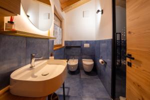 Koupelna v ubytování GreenWood Chalet - Spacious Alpine Retreat with Mountain Views