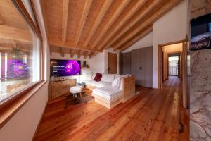 TV a/nebo společenská místnost v ubytování GreenWood Chalet - Spacious Alpine Retreat with Mountain Views