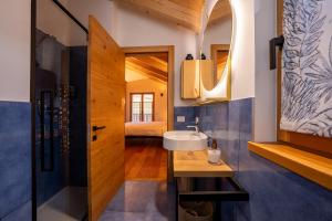 Koupelna v ubytování GreenWood Chalet - Spacious Alpine Retreat with Mountain Views