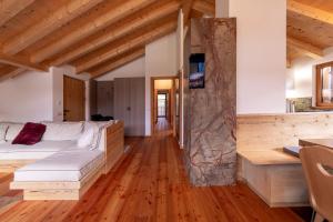 Postel nebo postele na pokoji v ubytování GreenWood Chalet - Spacious Alpine Retreat with Mountain Views