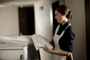 una mujer en una cocina sosteniendo un pedazo de papel en Kefalonia Grand, en Argostoli