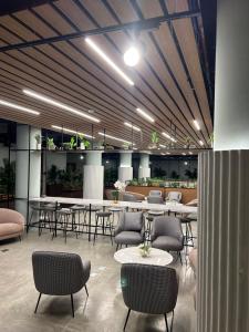 Khu vực ghế ngồi tại شقة راقية بدخول ذاتي بالقرب البوليفارد