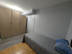 En eller flere senge i et værelse på House in Akalla