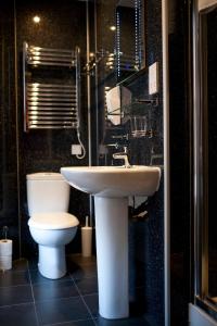 Ванная комната в Regent House Hotel - City Centre Hotel
