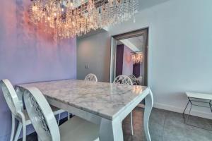 a dining room with a marble table and chairs at Apartamento en Punta del Este Uruguay in Punta del Este