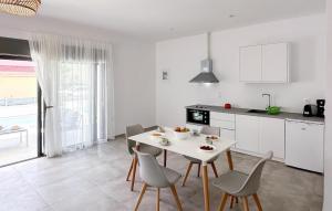 Nhà bếp/bếp nhỏ tại Lovely Home In Vasilika Evia