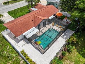 Bazén v ubytování Heated Saltwater Pool - BBQ - Firepit - N Switch nebo v jeho okolí