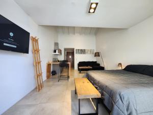 Ένα ή περισσότερα κρεβάτια σε δωμάτιο στο Alamos de los Andes Studios - Andarlibre +27 φωτογραφίες