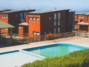 a swimming pool on the roof of a building at Casa 46 en condominio Piscina Climatizada in Pichilemu