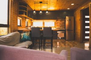 a kitchen with a couch and a table with chairs at Casa 46 en condominio Piscina Climatizada in Pichilemu