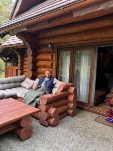 A seating area at Ranč pod Sninským kameňom
