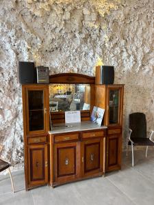 TV a/nebo společenská místnost v ubytování Casa Cueva Las Varas