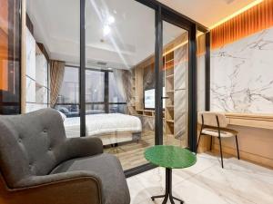 Posezení v ubytování Stylish 1BR Smith Apt with Pool & Gym by 2ndHome